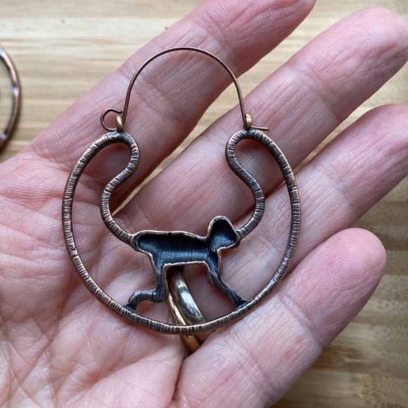 Metal hoop monkeys copper earrings - Picture 4 of 7